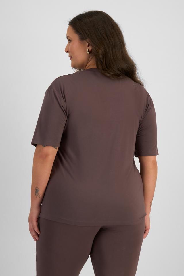 LANI (She/Her) wears size L and is 168cm tall with 115cm chest and 99cm waist