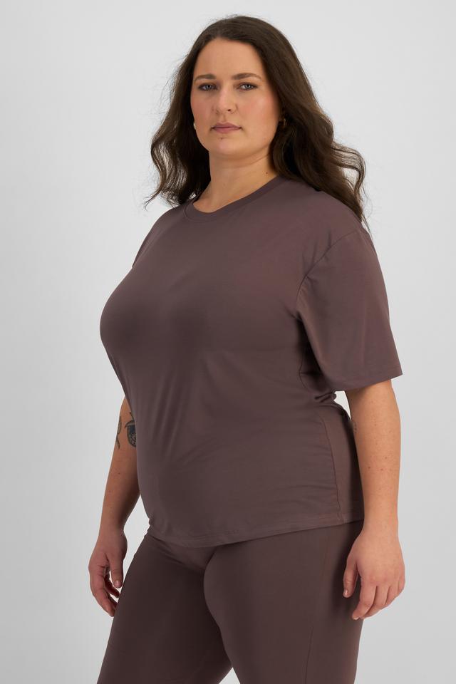 LANI (She/Her) wears size L and is 168cm tall with 115cm chest and 99cm waist