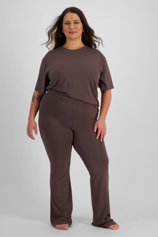LANI (She/Her) wears size L and is 168cm tall with 115cm chest and 99cm waist