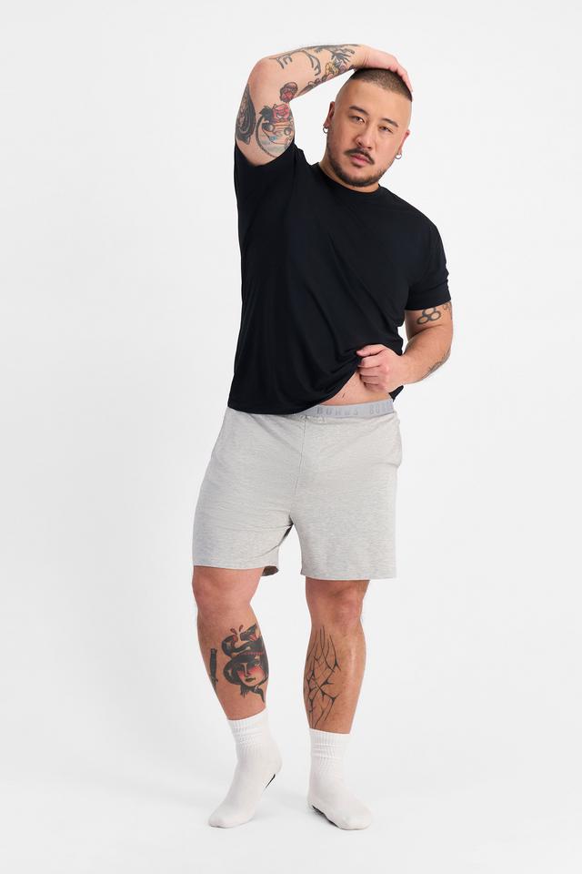 Mike (He/Him) wears size XL and is 180cm tall with 120cm chest and 96cm waist