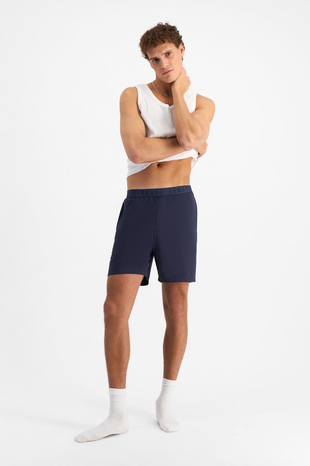 Kya (He/Him) wears size M and is 189cm tall with 99cm chest and 81cm waist