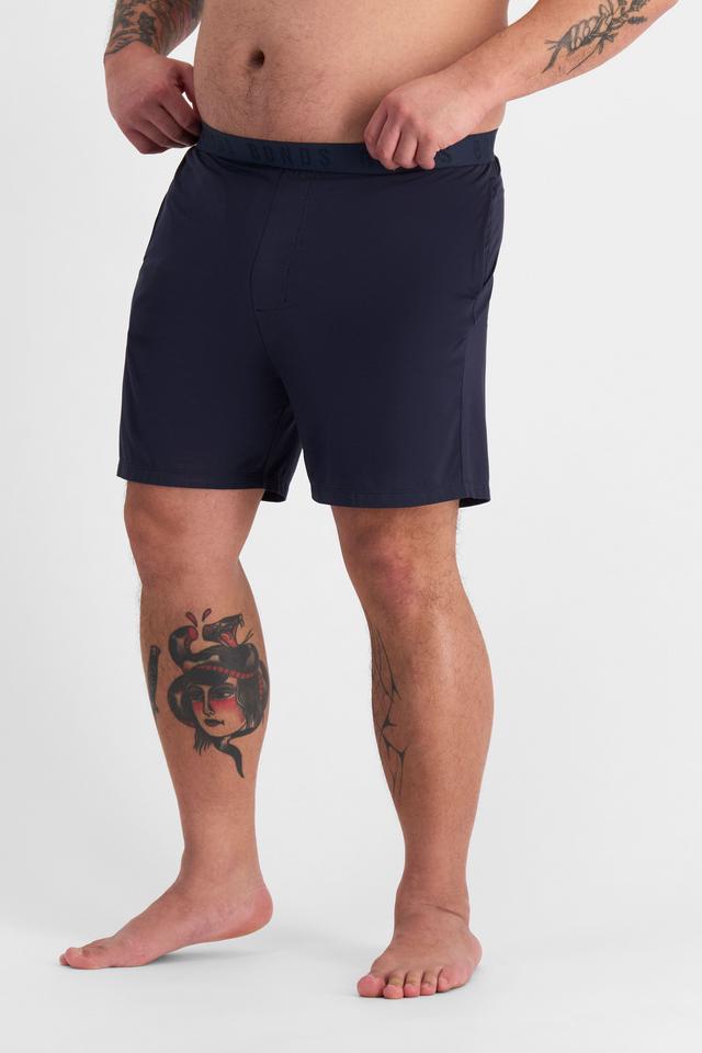 Mike (He/Him) wears size XL and is 180cm tall with 120cm chest and 96cm waist