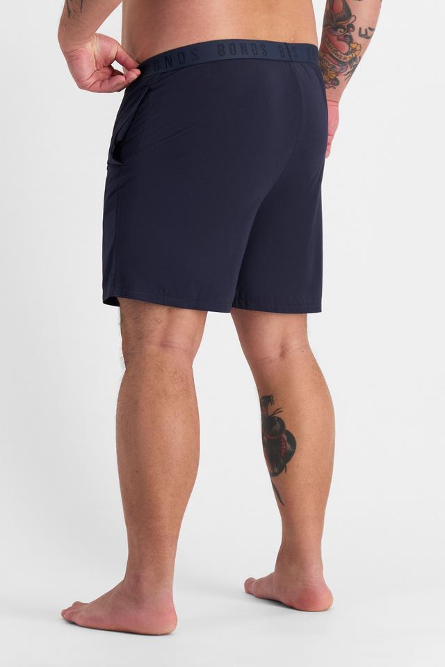 Mike (He/Him) wears size XL and is 180cm tall with 120cm chest and 96cm waist