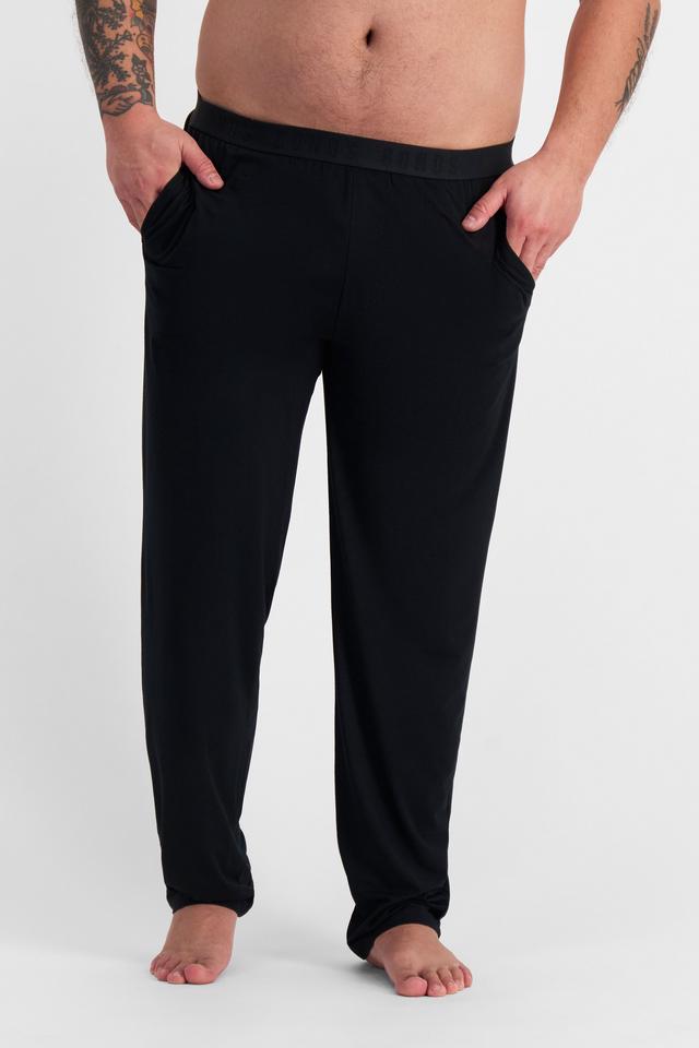 Mike (He/Him) wears size XL and is 180cm tall with 120cm chest and 96cm waist