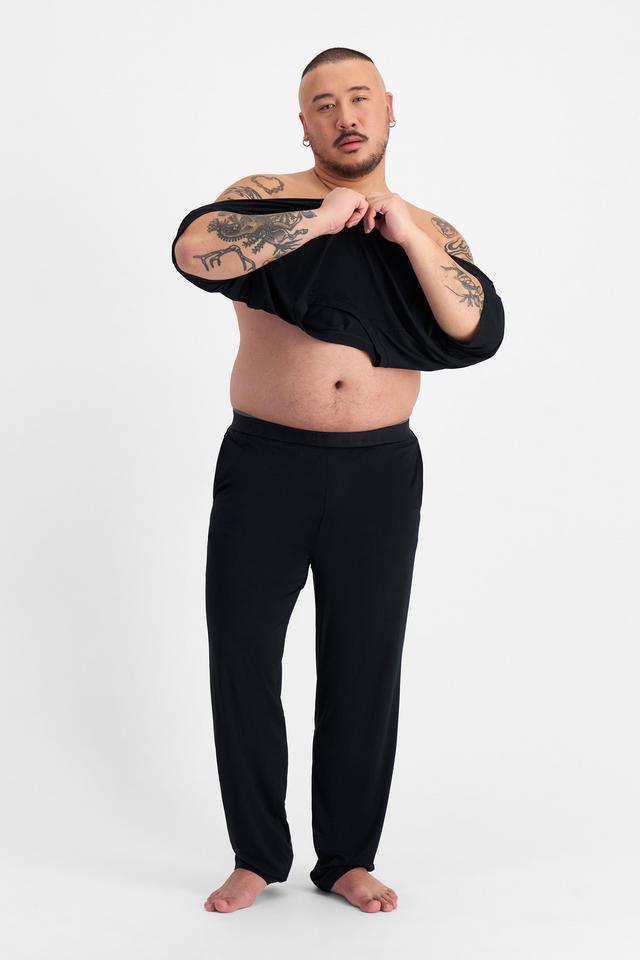 Mike (He/Him) wears size XL and is 180cm tall with 120cm chest and 96cm waist