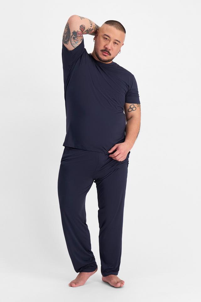 Mike (He/Him) wears size XL and is 180cm tall with 120cm chest and 96cm waist