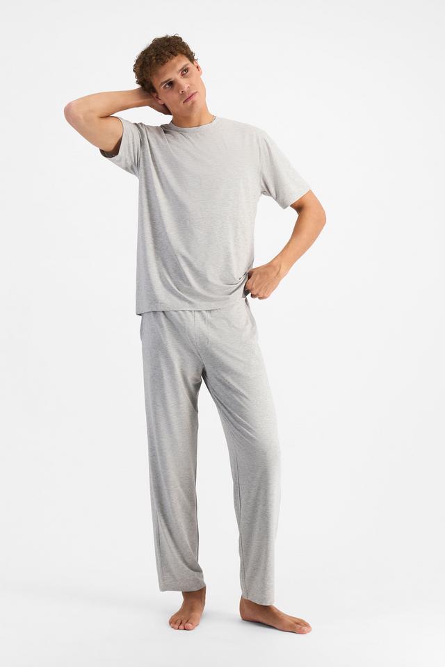 Kya (He/Him) wears size M and is 189cm tall with 99cm chest and 81cm waist