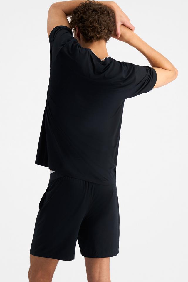 Kya (He/Him) wears size M and is 189cm tall with 99cm chest and 81cm waist