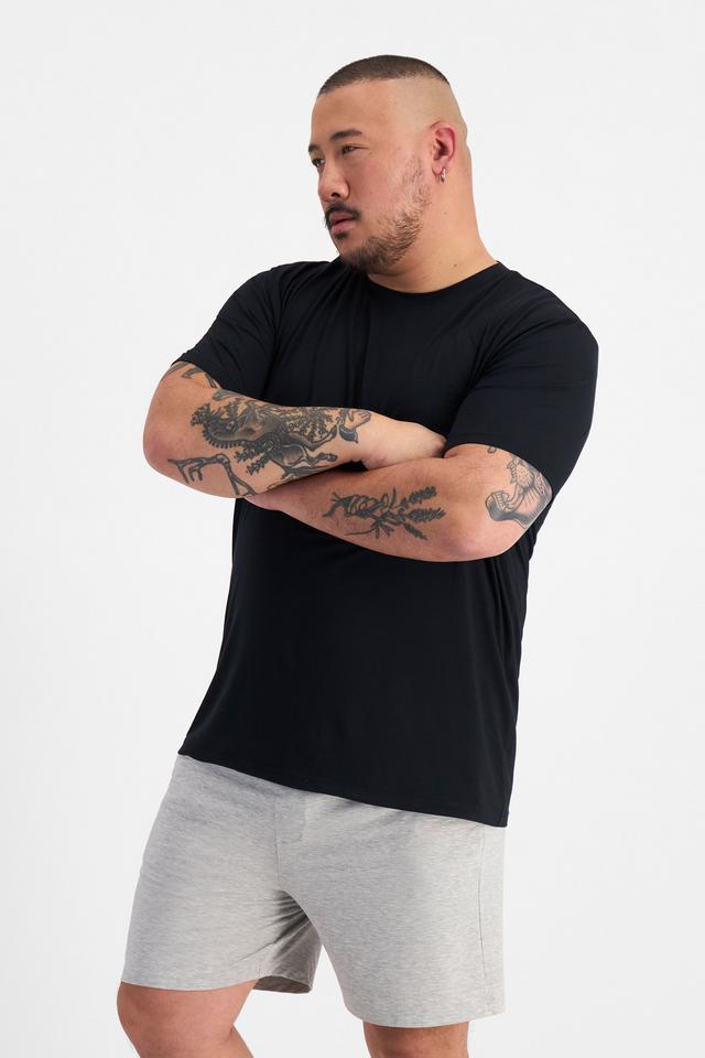 Mike (He/Him) wears size XL and is 180cm tall with 120cm chest and 96cm waist