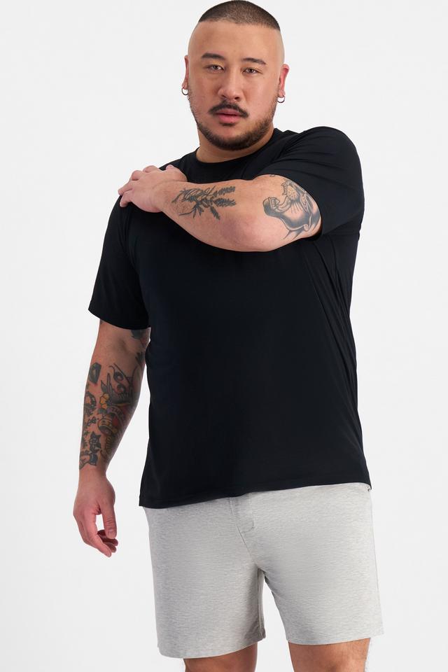 Mike (He/Him) wears size XL and is 180cm tall with 120cm chest and 96cm waist