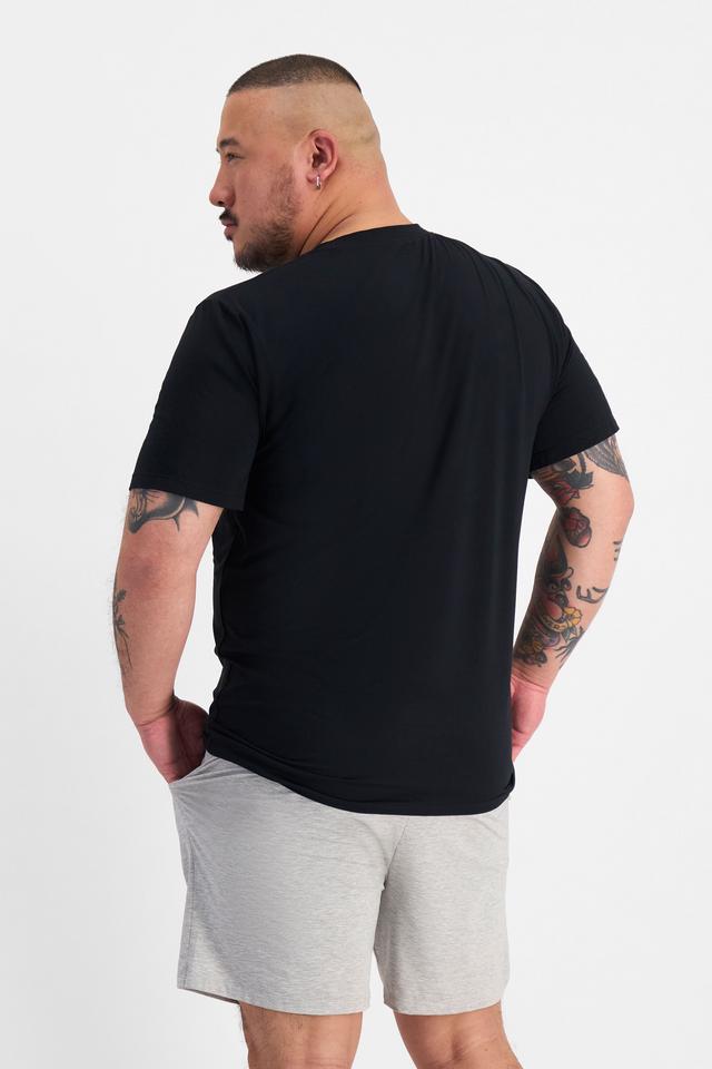 Mike (He/Him) wears size XL and is 180cm tall with 120cm chest and 96cm waist