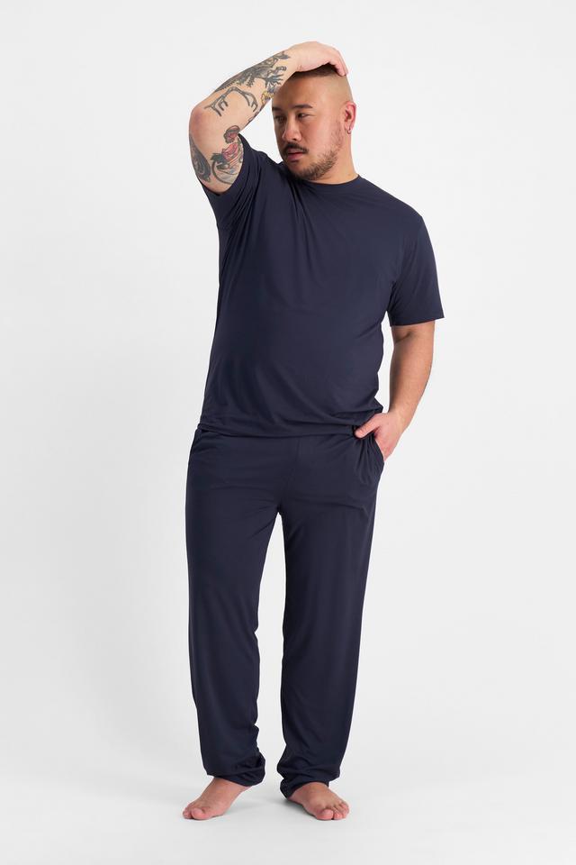 Mike (He/Him) wears size XL and is 180cm tall with 120cm chest and 96cm waist