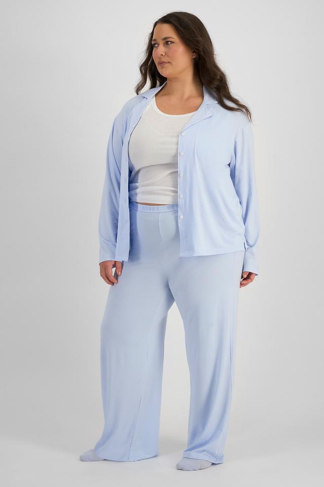 LANI (She/Her) wears size L and is 168cm tall with 115cm chest and 99cm waist