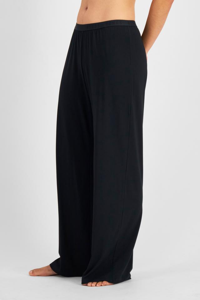 Tiana (She/Her) wears size S and is 176cm tall