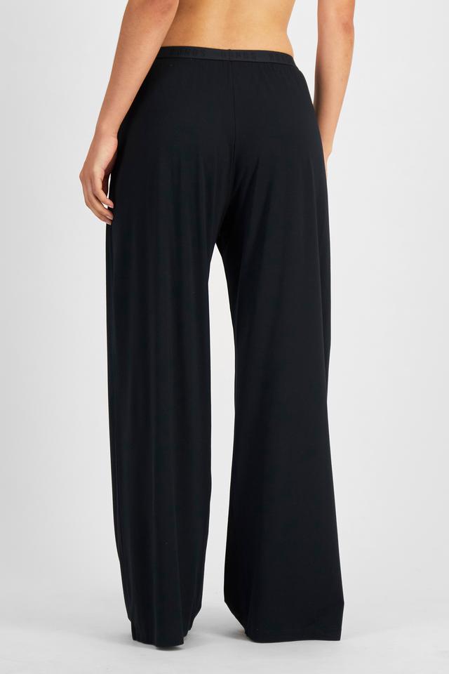 Tiana (She/Her) wears size S and is 176cm tall