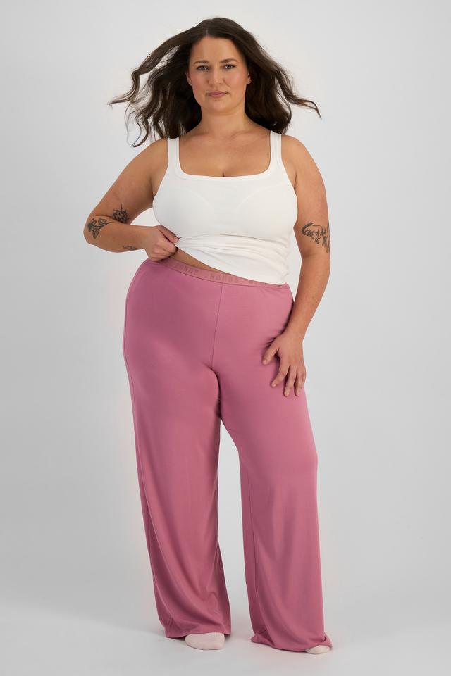 LANI (She/Her) wears size L and is 168cm tall with 115cm chest and 99cm waist