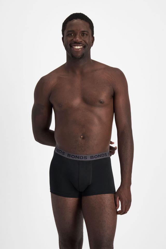 Emmanuel (He/Him) wears size M and is 183cm tall with 97cm chest and 81cm waist