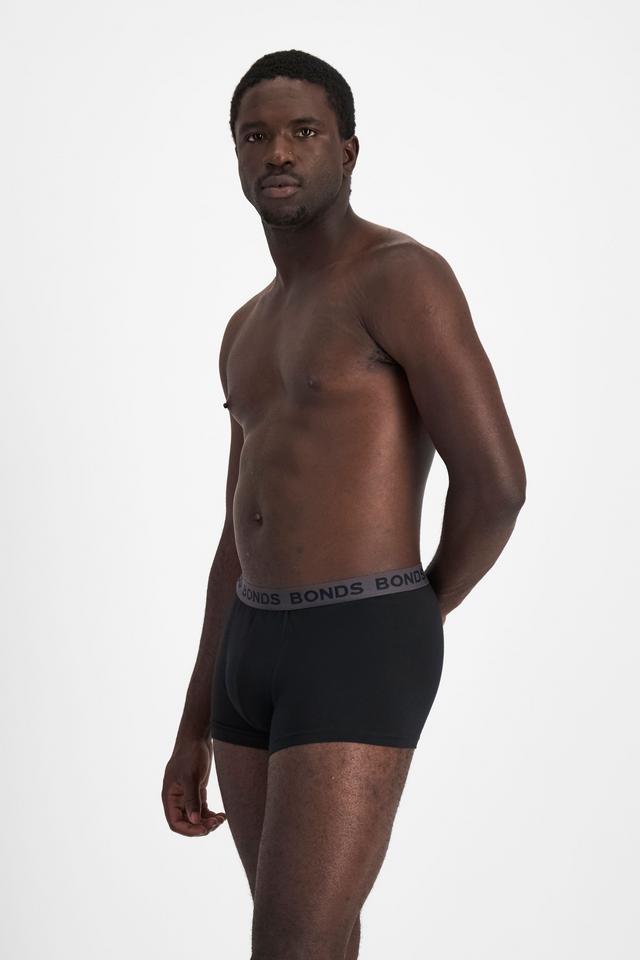 Emmanuel (He/Him) wears size M and is 183cm tall with 97cm chest and 81cm waist