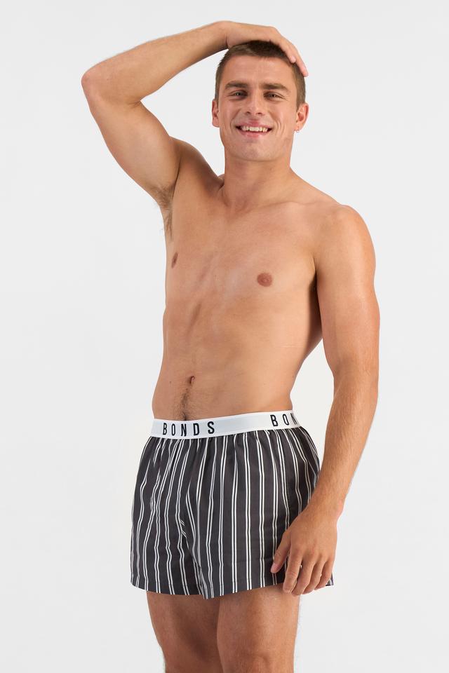 Charlie (He/Him) wears size M and is 183cm tall with 104cm chest and 85cm waist