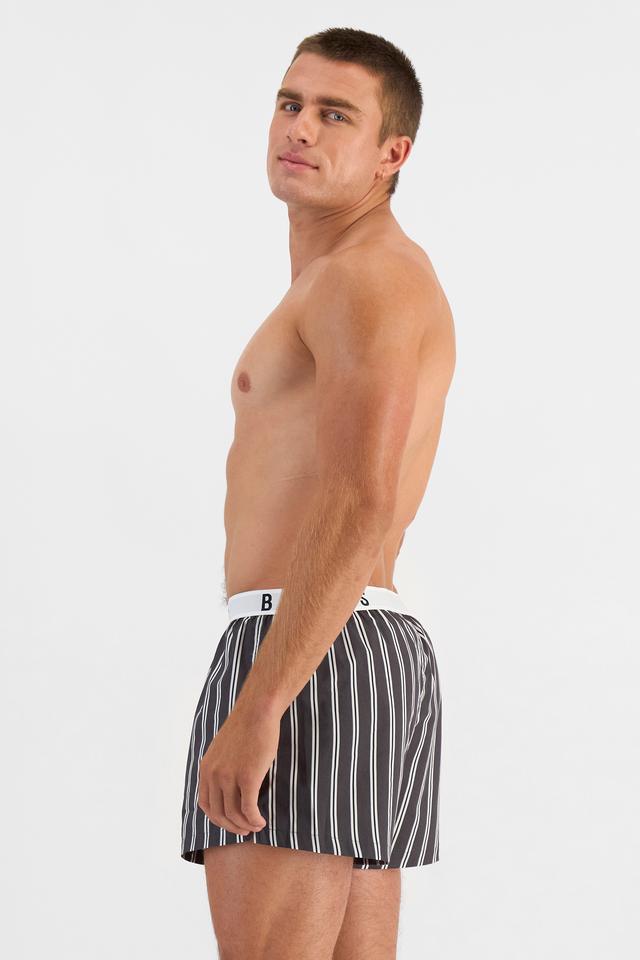 Charlie (He/Him) wears size M and is 183cm tall with 104cm chest and 85cm waist