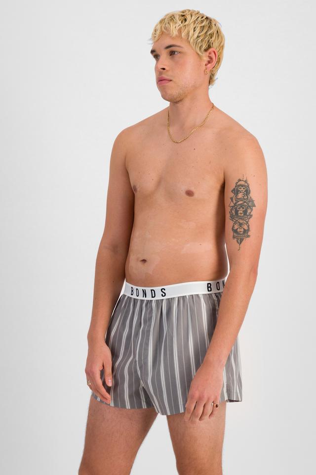 TOBIAS (He/Him) wears size M and is 187cm tall with 93cm chest and 78cm waist
