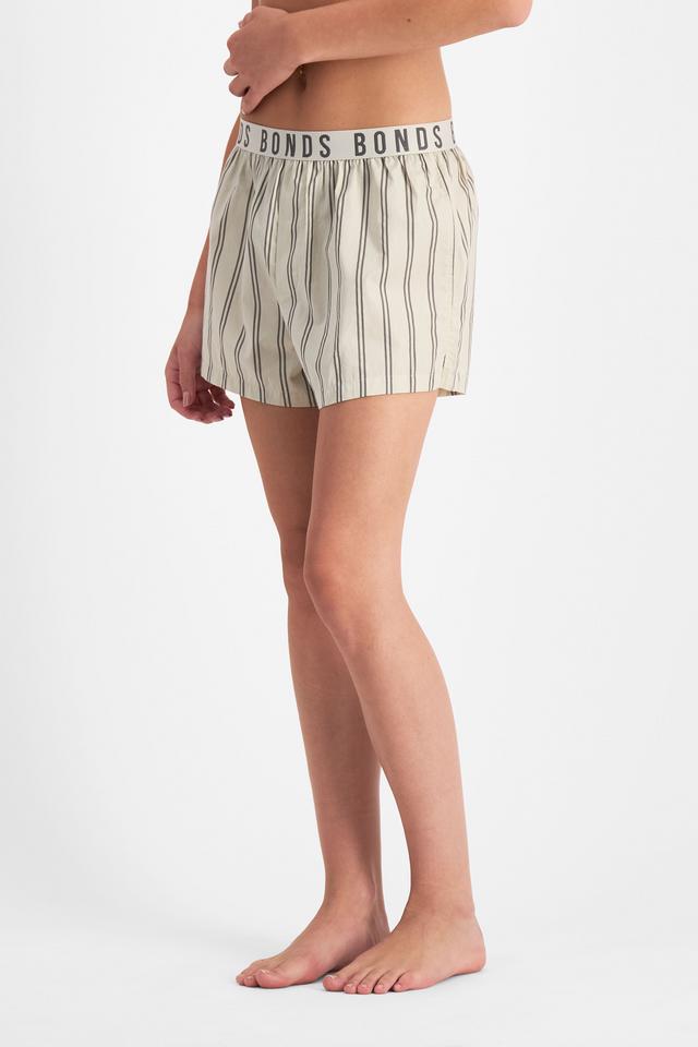 India (She/Her) wears size M and is 180cm tall with 88cm chest and 26cm waist