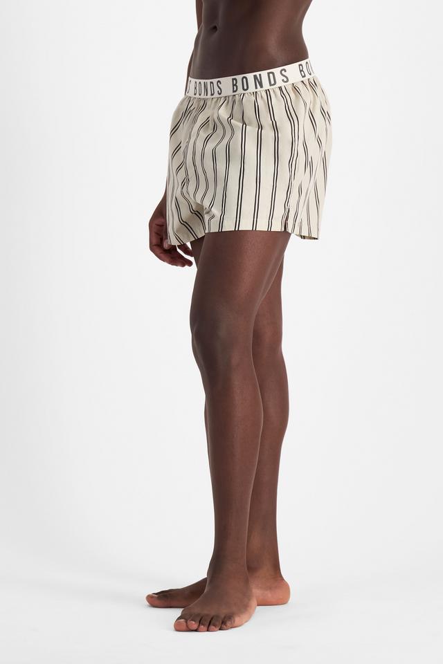 Emmanuel (He/Him) wears size M and is 182cm tall with 93cm chest and 73cm waist