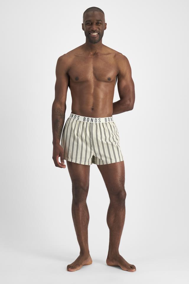 Paoulo (He/Him) wears size M and is 188cm tall with 98cm chest and 79cm waist