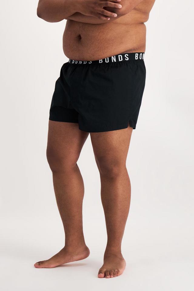 Jonathan (He/Him) wears size XL and is 183cm tall with 124cm chest and 107cm waist