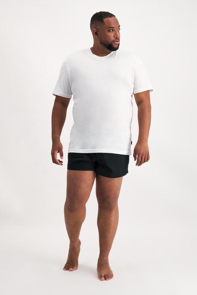 Jonathan (He/Him) wears size XL and is 183cm tall with 124cm chest and 107cm waist
