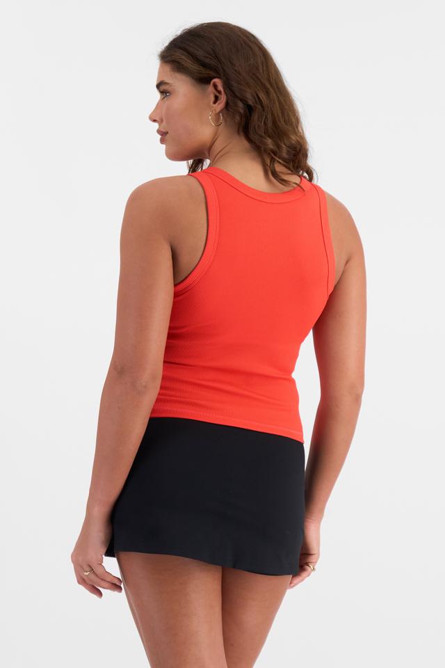 Olivia (She/Her) wears size S and is 176cm tall