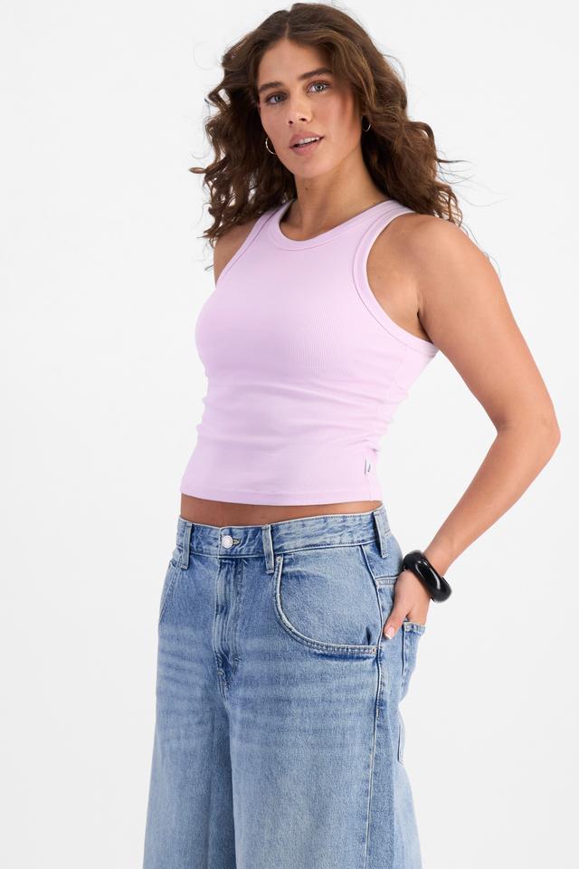 Olivia (She/Her) wears size S and is 176cm tall