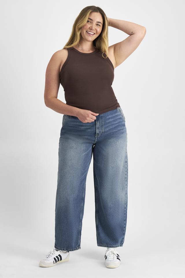 Chanel (She/Her) wears size L and is 176cm tall with 104cm chest and 89cm waist