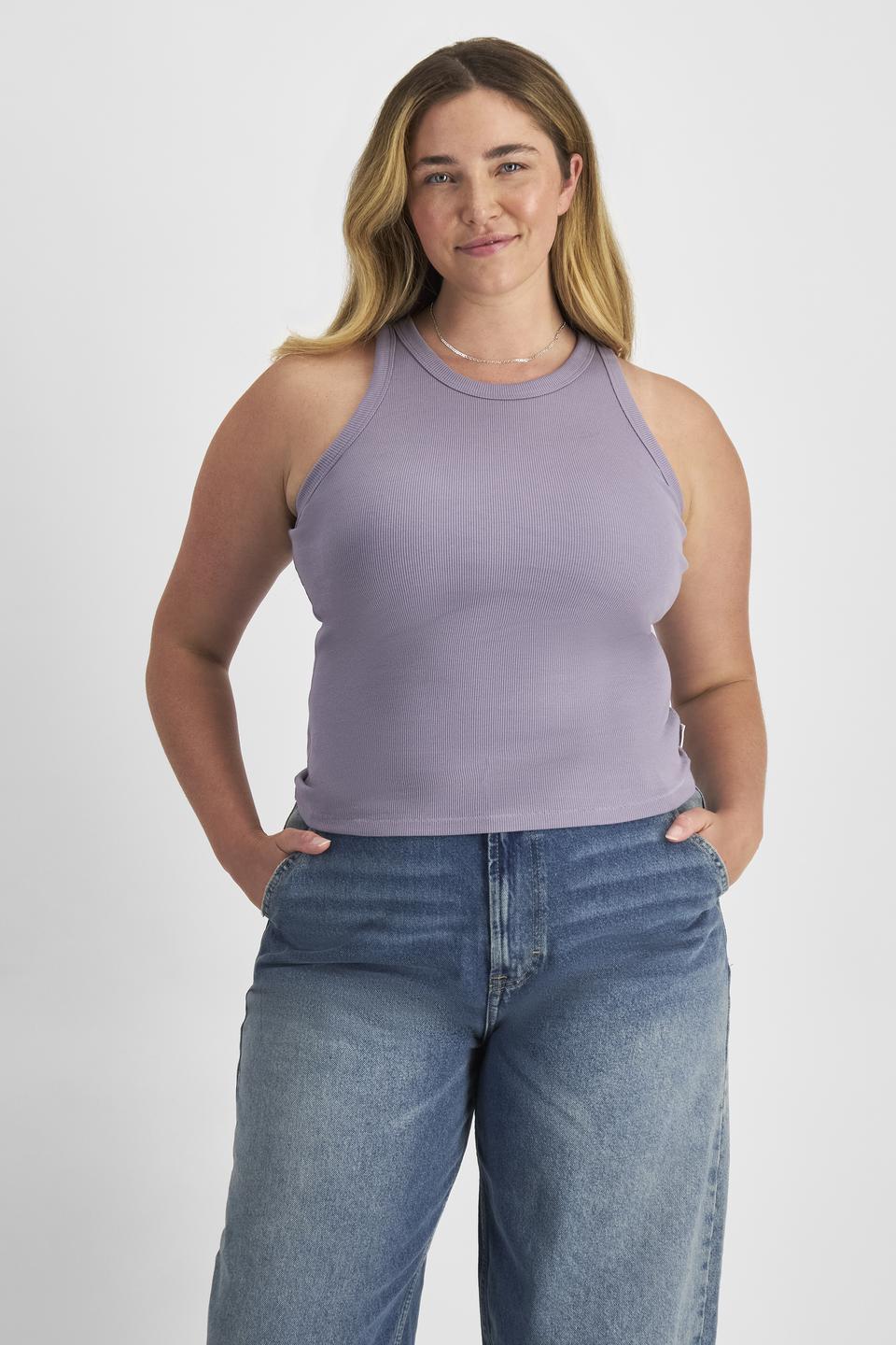 Chanel (She/Her) wears size L and is 176cm tall with 104cm chest and 89cm waist
