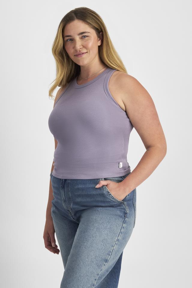 Chanel (She/Her) wears size L and is 176cm tall with 104cm chest and 89cm waist