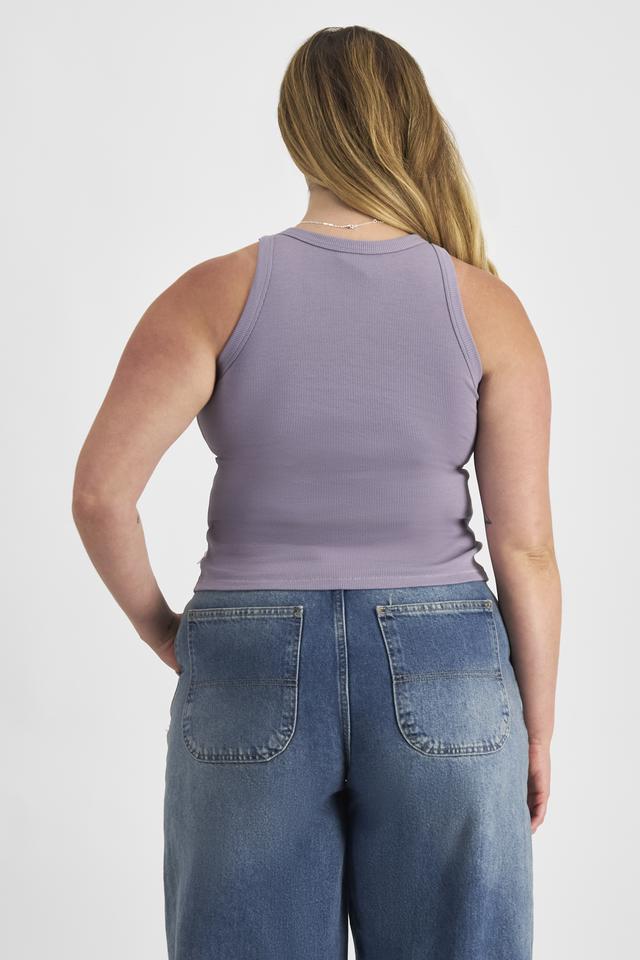 Chanel (She/Her) wears size L and is 176cm tall with 104cm chest and 89cm waist