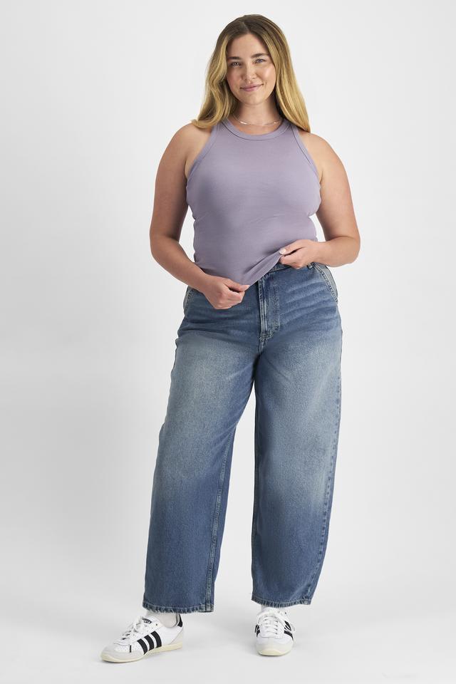 Chanel (She/Her) wears size L and is 176cm tall with 104cm chest and 89cm waist