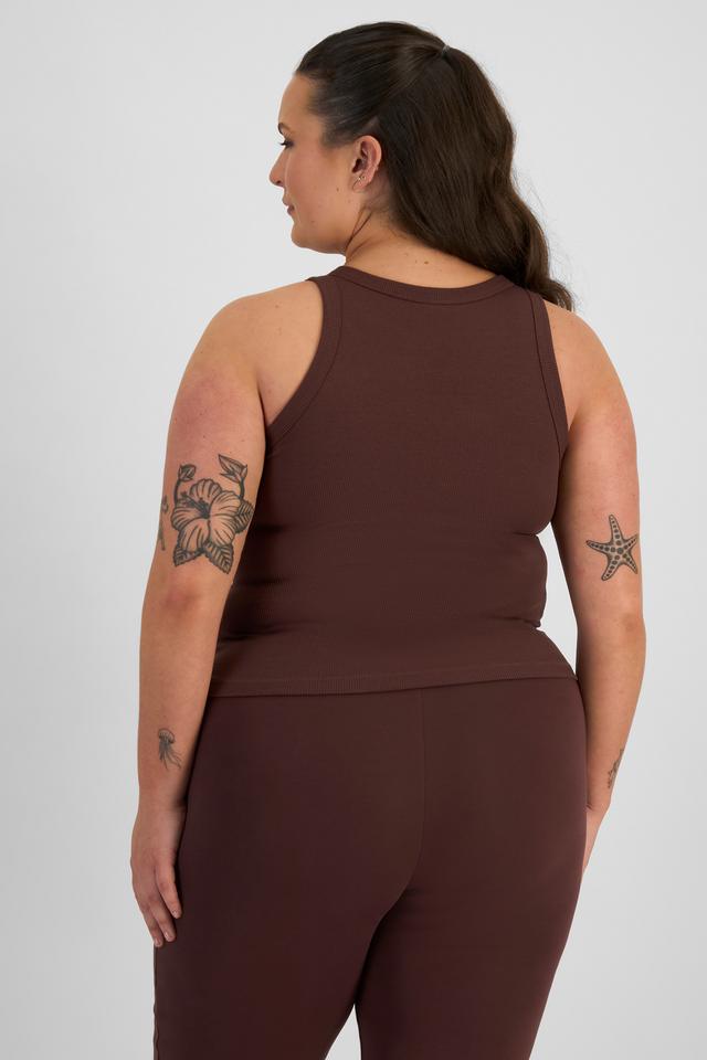 LANI (She/Her) wears size L and is 168cm tall with 115cm chest and 99cm waist