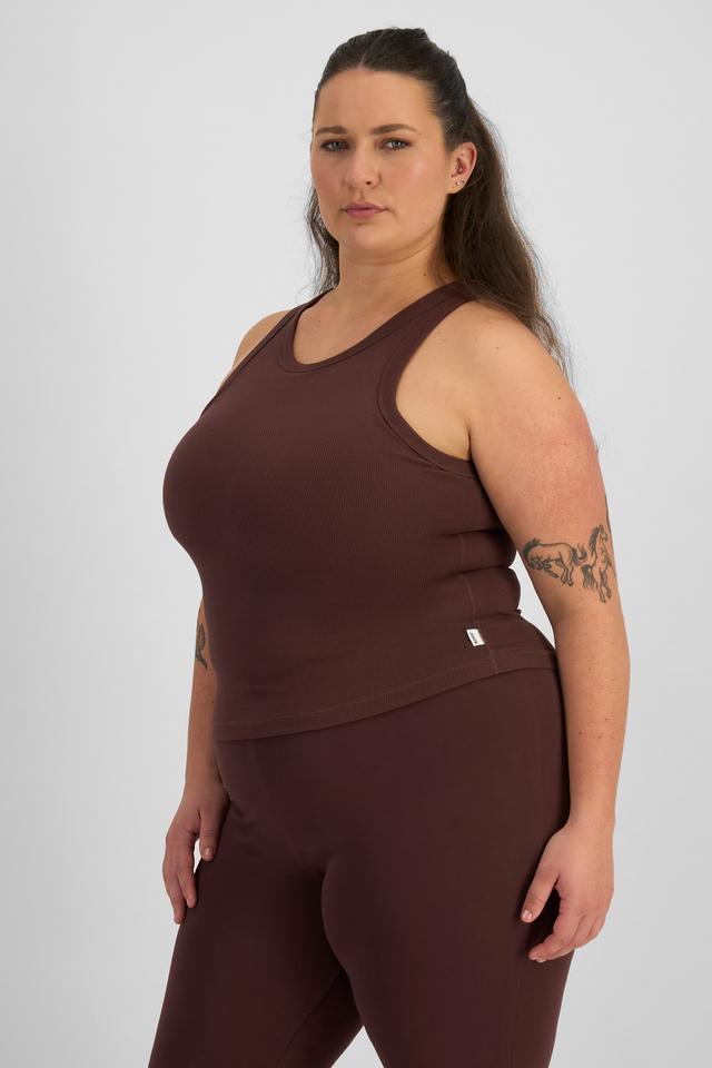 LANI (She/Her) wears size L and is 168cm tall with 115cm chest and 99cm waist