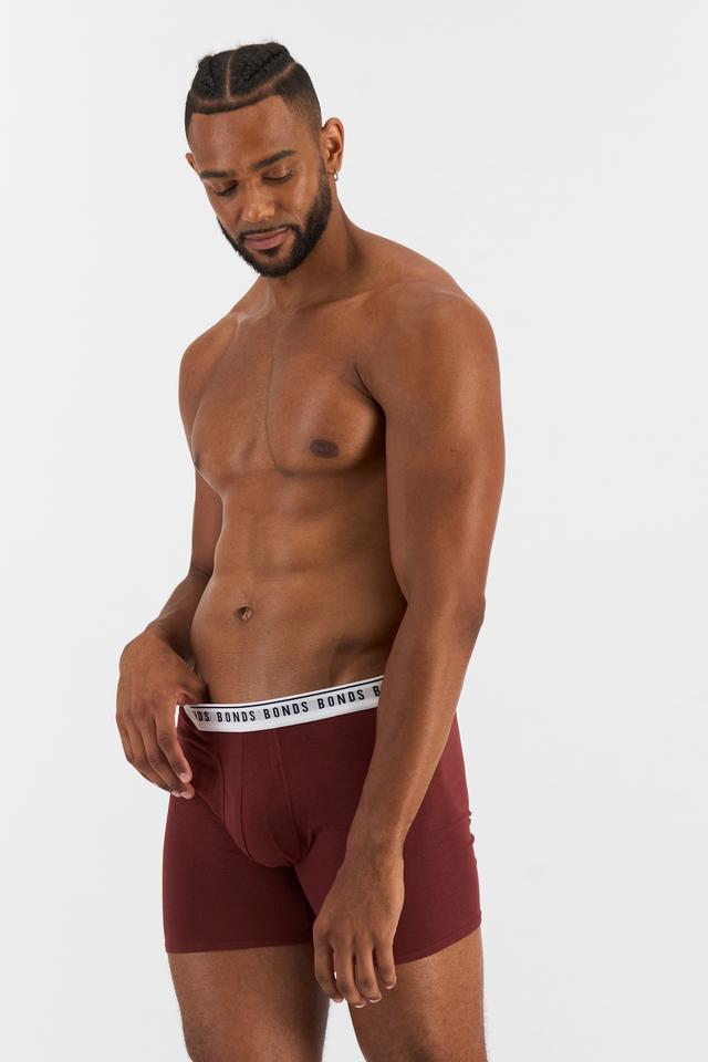 Nicolas (He/Him) wears size XL and is 192cm tall with 106cm chest and 86cm waist