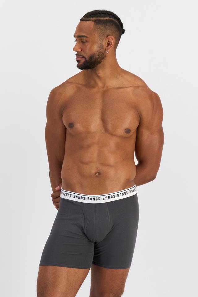 Nicolas (He/Him) wears size XL and is 192cm tall with 106cm chest and 86cm waist