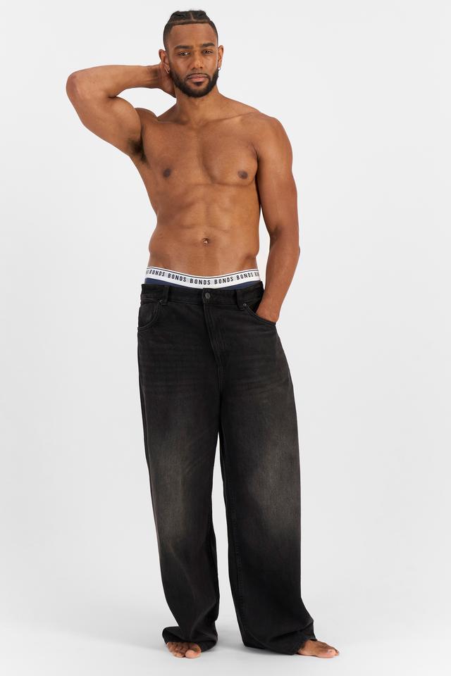 Nicolas (He/Him) wears size XL and is 192cm tall with 106cm chest and 86cm waist