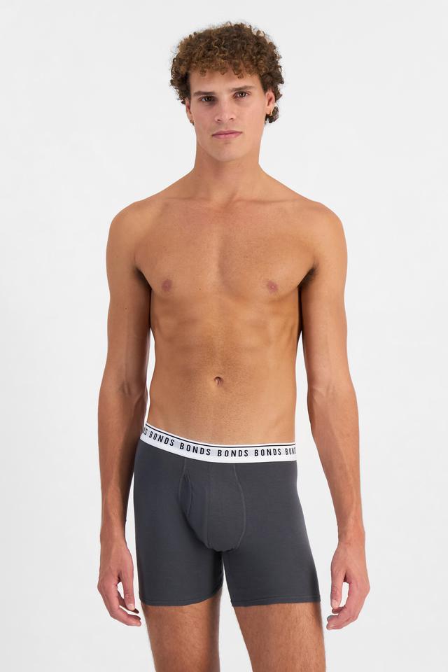 Kya (He/Him) wears size M and is 189cm tall with 99cm chest and 81cm waist