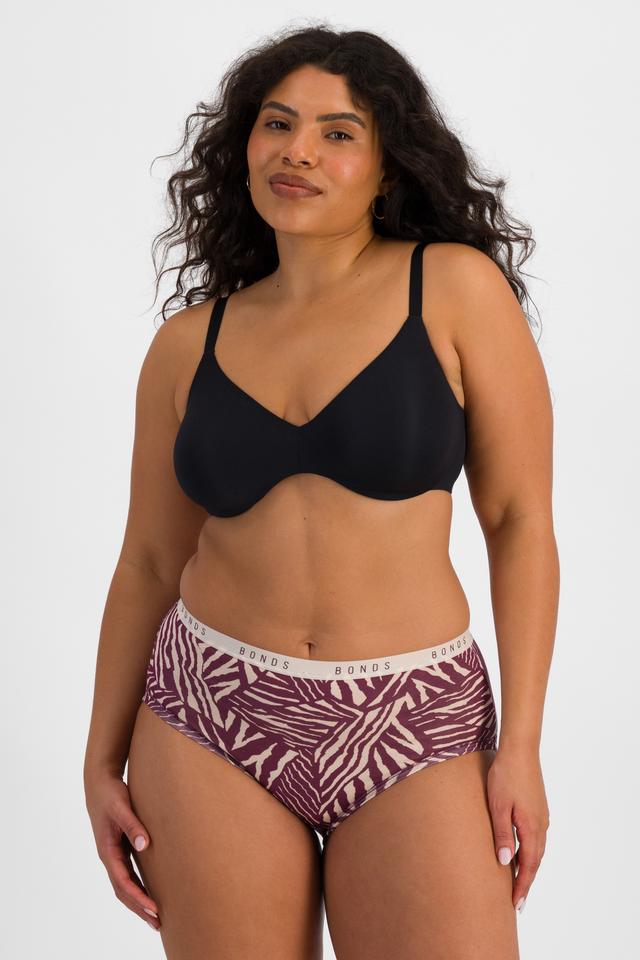 Laura (She/Her) wears size 14 and is 165cm tall with 94cm chest and 76cm waist