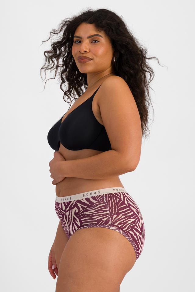 Laura (She/Her) wears size 14 and is 165cm tall with 94cm chest and 76cm waist