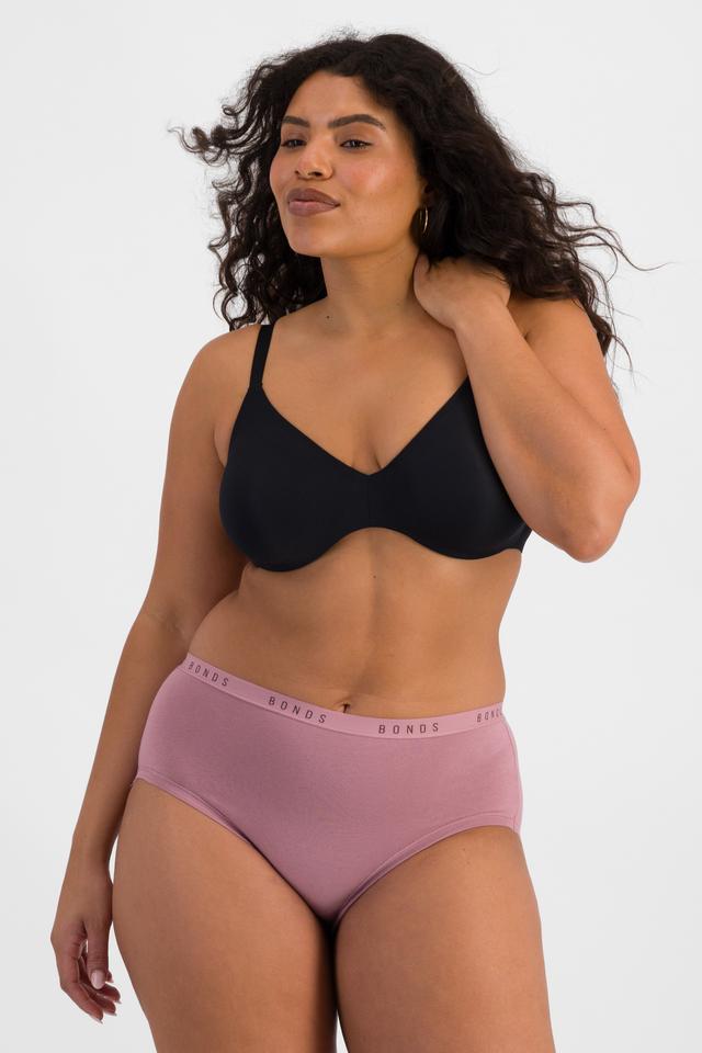 Laura (She/Her) wears size 14 and is 165cm tall with 94cm chest and 76cm waist