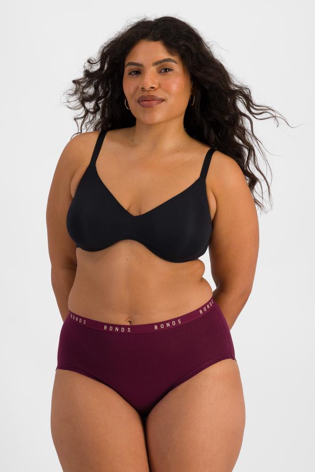 Laura (She/Her) wears size 14 and is 165cm tall with 94cm chest and 76cm waist