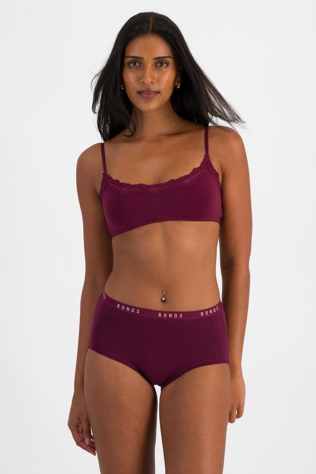 NAYA (She/Her) wears size 10 and is 174cm tall with 80cm chest and 63cm waist