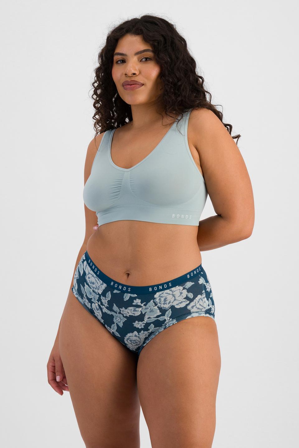Laura (She/Her) wears size 14 and is 165cm tall with 94cm chest and 76cm waist