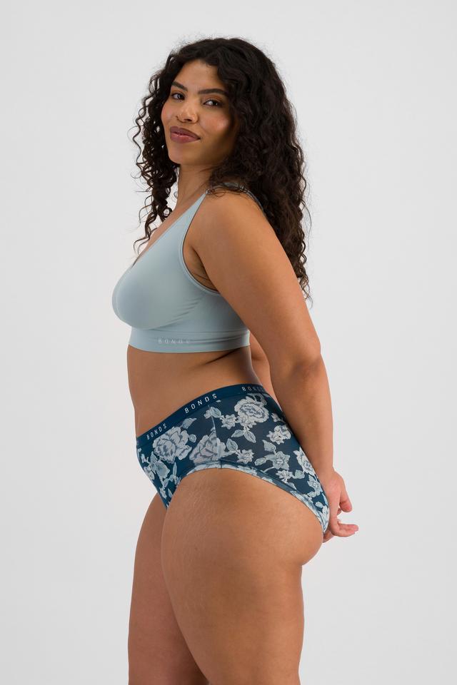 Laura (She/Her) wears size 14 and is 165cm tall with 94cm chest and 76cm waist